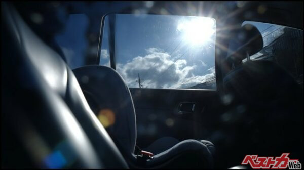 サンシェードありでもなしでもサウナ状態!(Flower images@Adobe Stock)