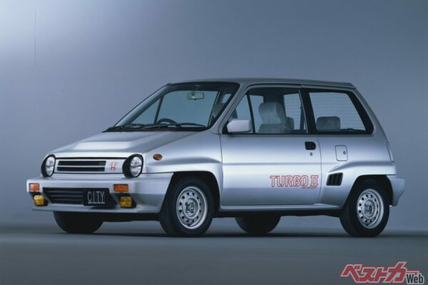 オマージュ元のシティターボII。ホンダアクセスカスタムのスーパーワン プロトタイプのサイドにはシティターボIIに似たロゴのデカールが貼られているようだ