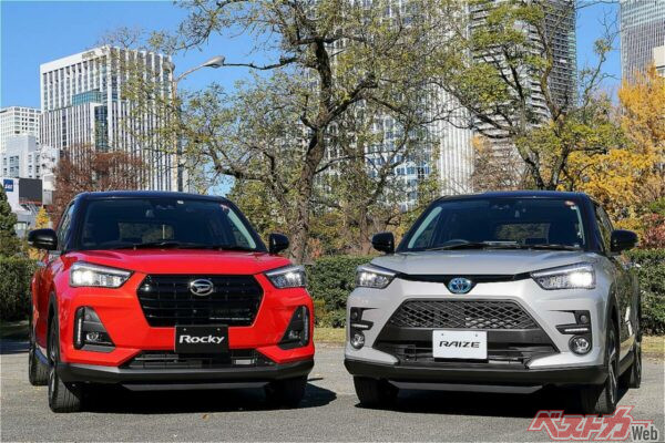 ダイハツ ロッキーのトヨタ向け車両であるライズ（右）