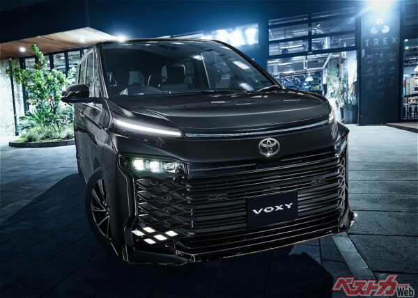Гибриды вместо бензиновых: Обновления Toyota Noah и Voxy