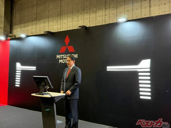 岸浦恵介新社長の背後にはパジェロのものと思わしき目が……!