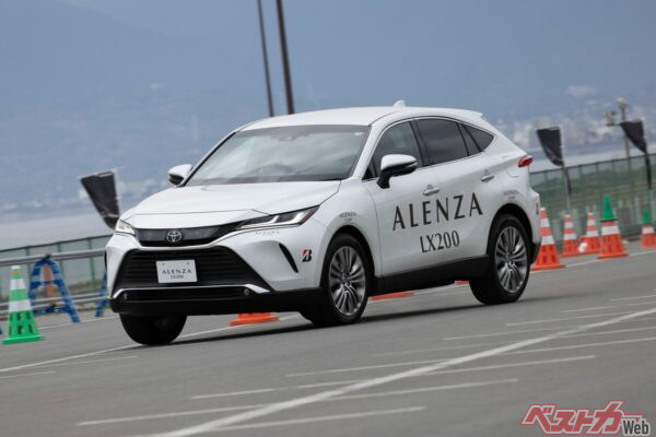 LX100に対し操舵切り始めの反応がダイレクトで、高速道路のレーンチェンジなどでは、後輪の追従性が素直で車体が安定する