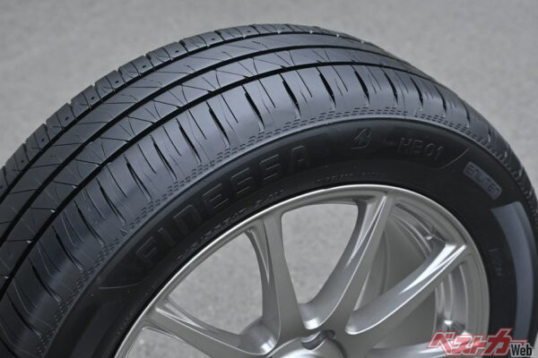 ベーシックタイヤとしての基本性能をしっかりと押さえたフィネッサ HB01。しっかりとした手応えのある操縦性で安心感が高い