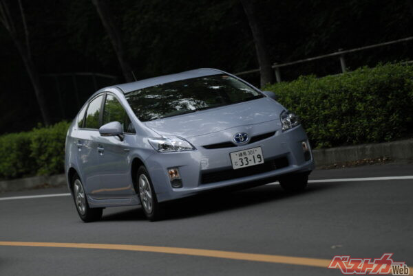 いまだに街でも見かける3代目プリウス。初登場は2009年