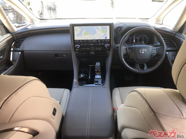 こちらはシートヒーターとは逆に、暑がりには必需品。汗ばんだ背中に服がくっつく不快感を和らげてくれる