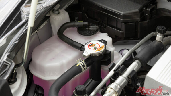 ボンネットを開けたことがある人なら見たことがあるはず。イチゴシロップみたいな色の液体です