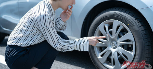 計測器(タイヤゲージ/エアゲージ)を車載しておきたいが、有人スタンドで借りることもできる。エアゲージはカー用品店だと簡易タイプで1000円程度、高いもので3000円くらい