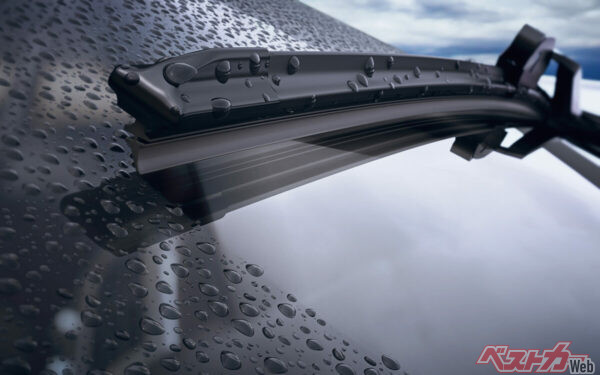 ワイパーは一番手前の安全装備。こまめに変えましょう