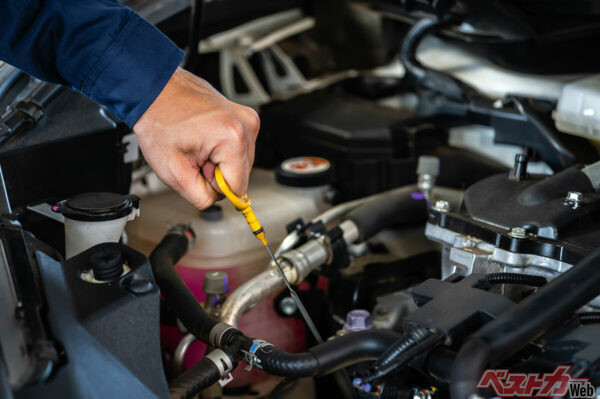 車検時に交換代をケチると、愛車の寿命が縮んで結局のところ損する代表格がエンジンオイル