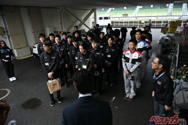 日産自動車大学校の学生も今年も56号車をサポートするぞ
