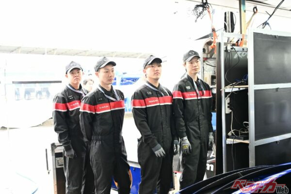 木村選手のレースメイトも日産販売会社メカニックとして参加した2026年の開幕戦。このピリッとした緊張感がメカニックチャレンジの肝だ