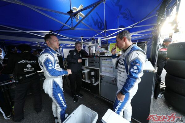 初のコンビとなる木村選手(左)とGT-R使いのオリベイラ選手