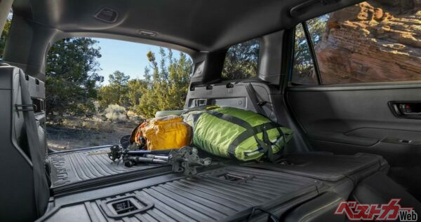 北米仕様では荷室容量が先代比で約56リットル増加。フラットで奥行きのある形状により長尺物も積みやすく、ワゴン的な使い勝手のよさが際立つ