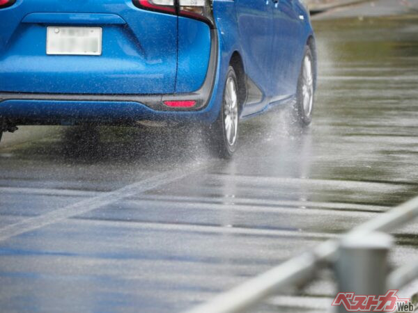 タイヤが水の上に浮くと操作はほとんど効かなくなる。無理に操作せず、グリップの回復を待つことが重要（PHOTO：Adobe Stock_Yoshihiro）