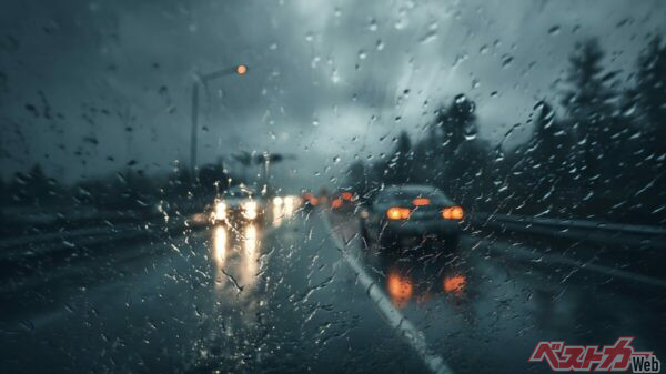 滑ったときは操作を増やさないのが基本。ハンドルは行きたい方向に向けたまま保持し、ブレーキを踏み続ける（PHOTO：Adobe Stock_Jean）