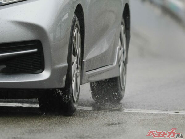雨の日は見た目以上にグリップが低下していることも。わだちなど、場所による差にも注意したい（PHOTO：Adobe Stock_Yoshihiro）