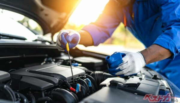 エンジンオイル量の確認は基本中の基本。長距離・高回転の高速走行では、その差が如実に現れる（PHOTO：Adobe Stock_ gentho）