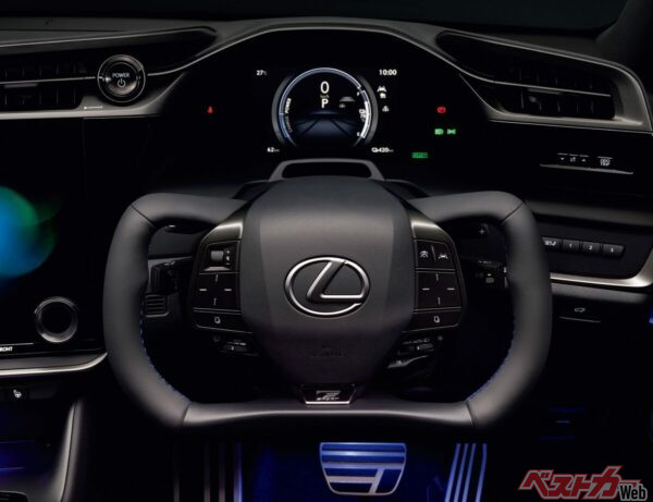 まるで飛行機の操縦桿のようなステアリング