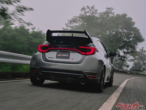 箱根のような峠道を刺激的なクルマで流すことができる