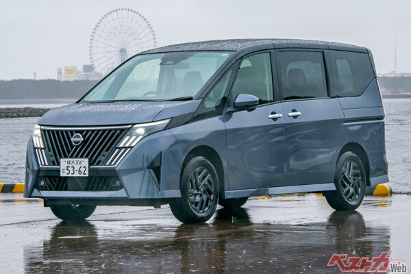 日産 セレナ。3列目専用の乗り降りしやすいスイッチを装備。視界を遮らないシート格納なども備えている