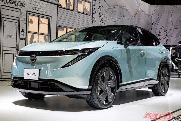 日産 アリア。内装は木目調パネルに浮かび上がるハプティックスイッチなど、現代的なラウンジのように上品でミニマルな質感