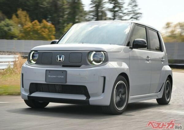 BOOSTモードに入れることにより64馬力から95馬力まで引き上げられるという。オバフェンがおじさん世代にはササる