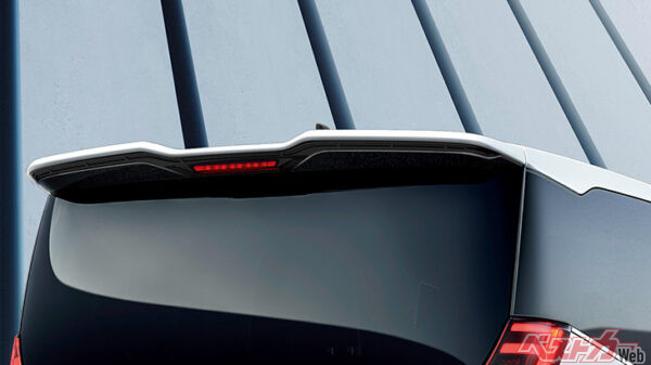 シンプルなルーフスポイラー。価格は7万1500円（塗装済み）