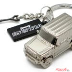 愛車のカギに“シエラ”を添える贅沢　 限定5000個の「3Dキーチェーン」渋すぎ!!　クロームメッキの輝きと重厚感に惚れる！