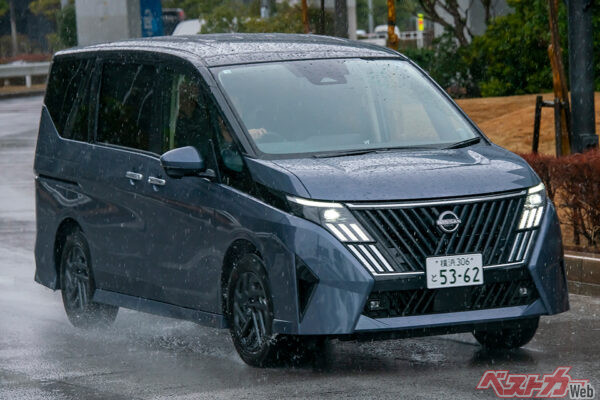 2025年12月にマイナーチェンジを行った日産 セレナ。補助ライトの配置、グリルのデザインが変更になり顔の印象は変わった