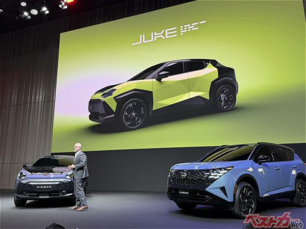 発表会で突如公開されたジュークEV。壇上左側が実車だ