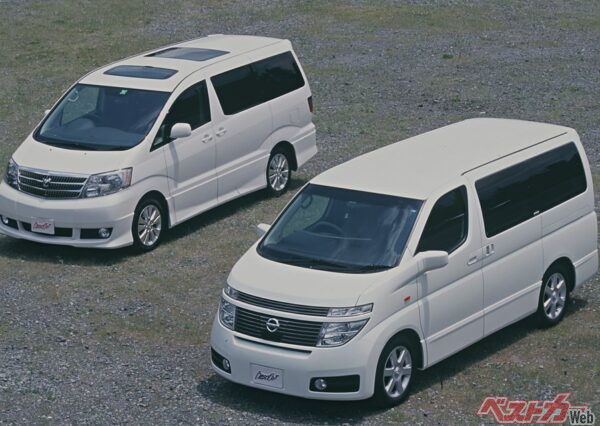 エルグランドが2代目となる2002年、対抗馬としてのアルファードがデビューした。写真は2代目エルグランド(右)とアルファードG(左)