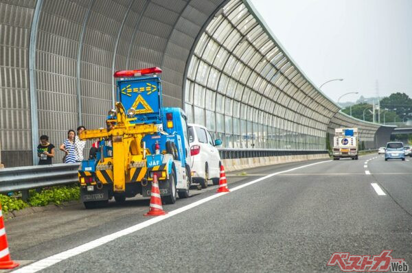 ディーラーが連休中に店を閉める一方で、旅行中のトラブルなどはやはり不安。もしもの時のことを考えてJAFへの連絡手段は確保しておこう