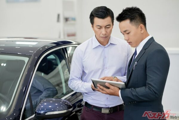 社会における働き方が変化した結果、混雑していなさそうな平日に訪れるお客さんも（DragonImages@Adobe Stock）