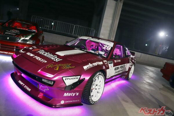 ZR10を履いたドリフト競技仕様の180SX。ホワイトカラーがスポーティさをより強調してくれる