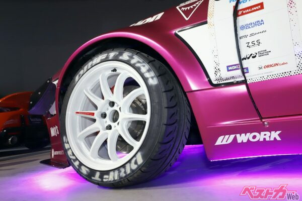 よく見ると一本一本のスポークが削られ段差ができている。このようなこだわりもニクイ