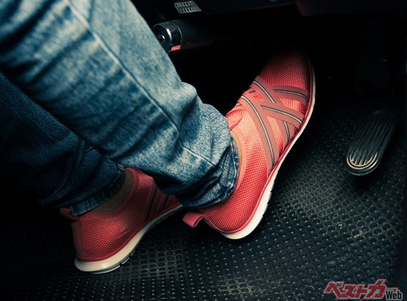 かかとを浮かしてしまうと、凹凸路面などでは正しくブレーキペダルが踏めなくなり、ペダル操作が不安定になってしまう。カックンブレーキの一因でもある（showcake@AdobeStock）