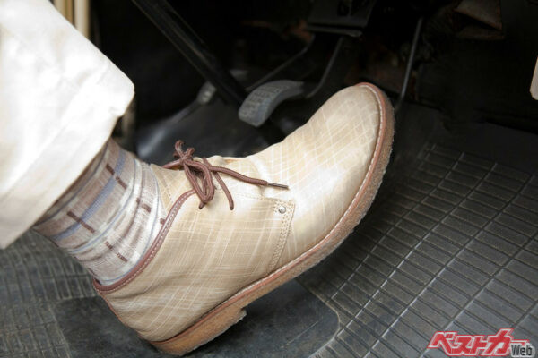 低速での走行など、繊細なペダル操作が必要とされる場面では、カカトを床につけた状態でペダルを踏むほうがコントロールしやすい。いっぽうで急ブレーキなど、ペダルを強く踏む必要があるシチュエーションではカカトを浮かせた状態でペダルを踏んだほうが力を入れやすい（Paylessimages@Adobe Stock）