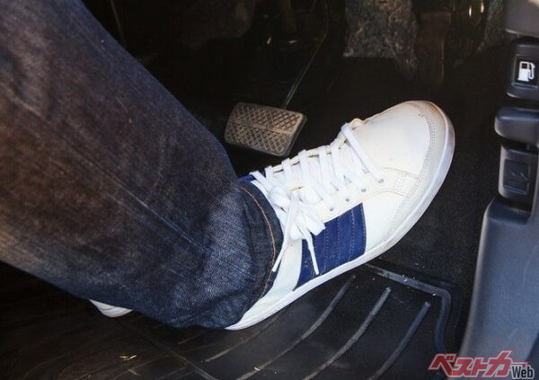 支点を安定させるとアクセルペダルへの移動もスムーズになり、微妙なアクセル操作もしやすくなり、オンオフの激しいカックン走行となることを防げる（rukawajung@AdobeStock）