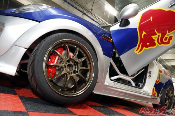 「チタンダイヤリップカット」のカラー、そして赤いデカールが魔改造ミニのイカつさを引き立てる