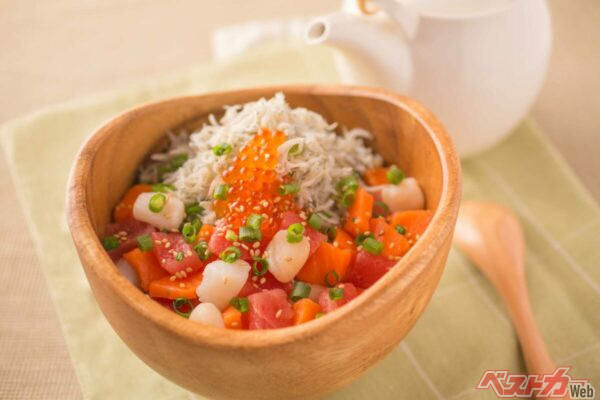 東名高速海老名SA（下り）および足柄SA（上り）の「しらすたっぷり海鮮ぶっかけごはん」価格：1529円