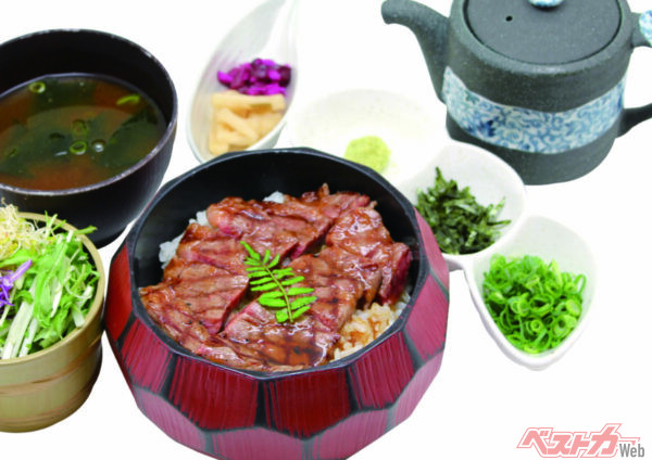 名神高速養老SA（上り）の「飛騨牛サーロインまぶし」価格：5700円