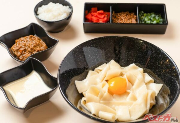 東北道蓮田SA（下り）の「カレボナーラまぜうどん」価格：1000円