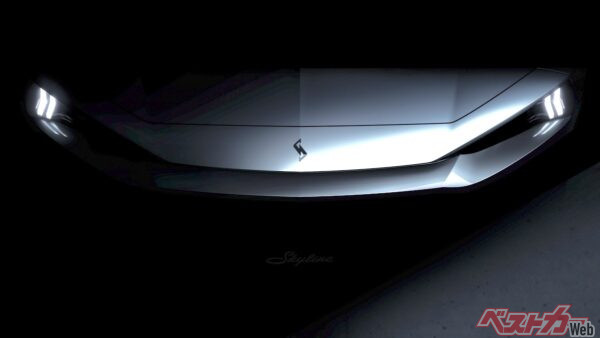 Sマークがボンネットに鎮座する。ボンネット中央のシャープな面構成はハコスカを彷彿とさせる