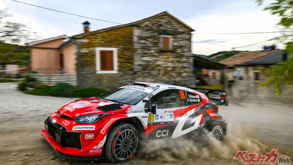 日の丸を掲げて走るゼッケン18、勝田選手。これだけ活躍すれば、5月末のラリージャパンでは大手メディアもめちゃくちゃ取り上げてくれますよね？　ね？？