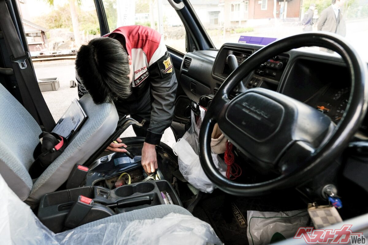 Students Battle Hachijojima's Salt Damage: Free Car Inspections Reveal the Island's Unique Challenges