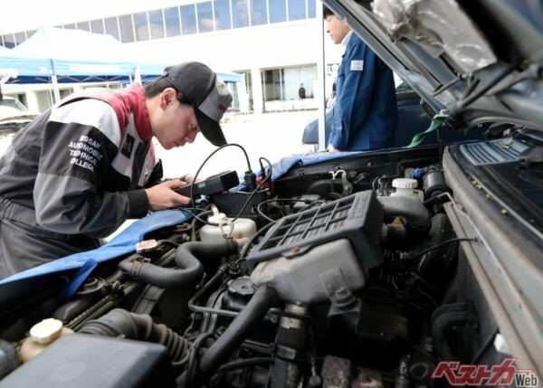 整備士にとってコミュニケーションも大切な仕事。せっかくの丹精込めた整備が、ひとつのコミュニケーションで悪く捉えられてしまうことも（写真：編集部）