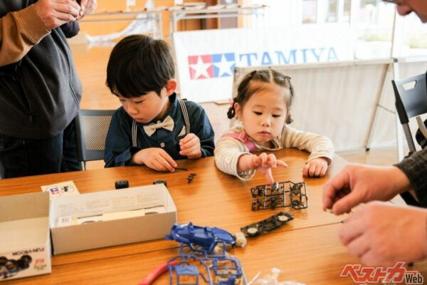 初めて見るミニ四駆に大興奮のキッズたち。保護者の皆さんと日産自動車のボランティアスタッフの手助けで走行も楽しんだぞ