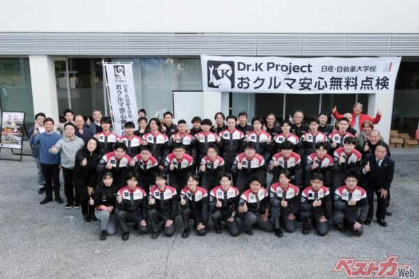 今回参加した学生と先生たち。右上の国沢光宏さんが発起人だ