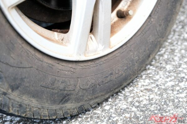 タイヤのひび割れは日常茶飯事。学生にとっては驚きの連続だろう（写真：編集部）