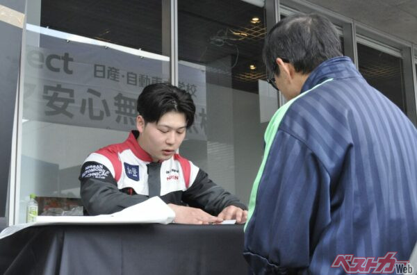 受付や問診などその仕事はまさに本物の販売店のメカニックと同じ。島民の皆さんの温かいお気持ちで学生の成長の機会をいただいた